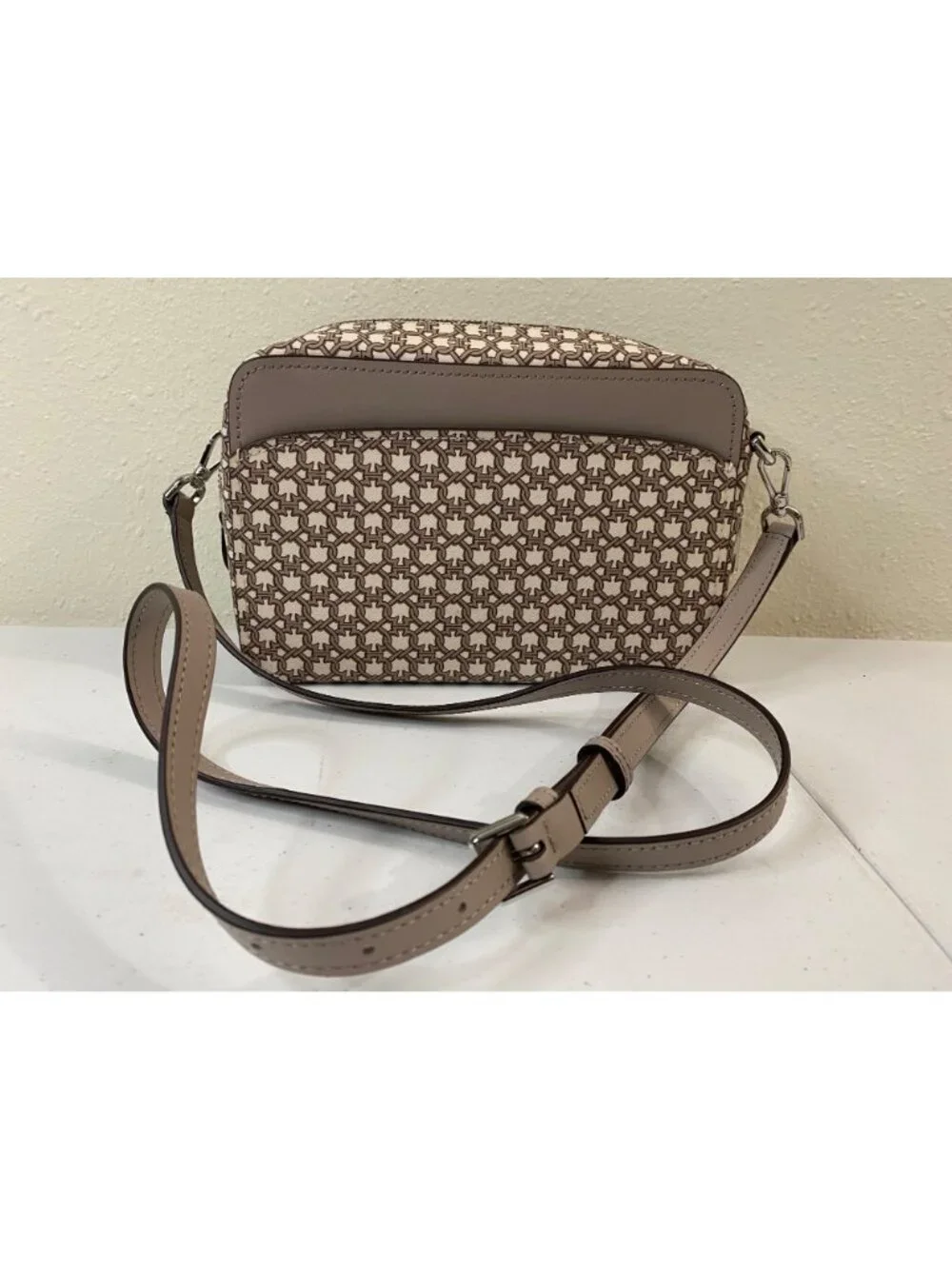 Kate Spade New York Crossbody Gray/Beige Camera Bag - Picture 6 of 15